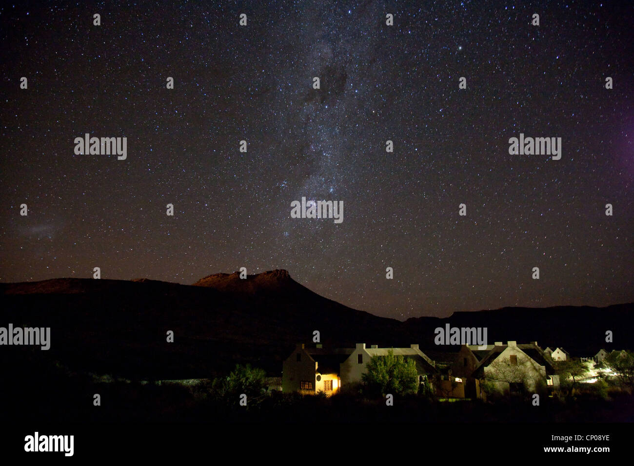 Cielo notturno e la Via Lattea sopra gli edifici in semi-deserto, Sud Africa, Eastern Cape, Karoo National Park, Beaufort West Foto Stock