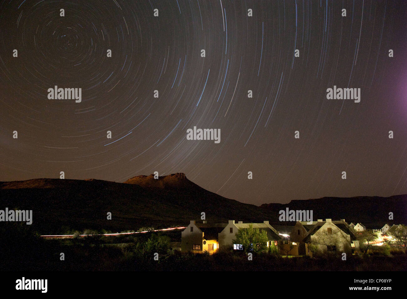 Cielo notturno e la Via Lattea sopra gli edifici in semi-deserto, Sud Africa, Eastern Cape, Karoo National Park, Beaufort West Foto Stock