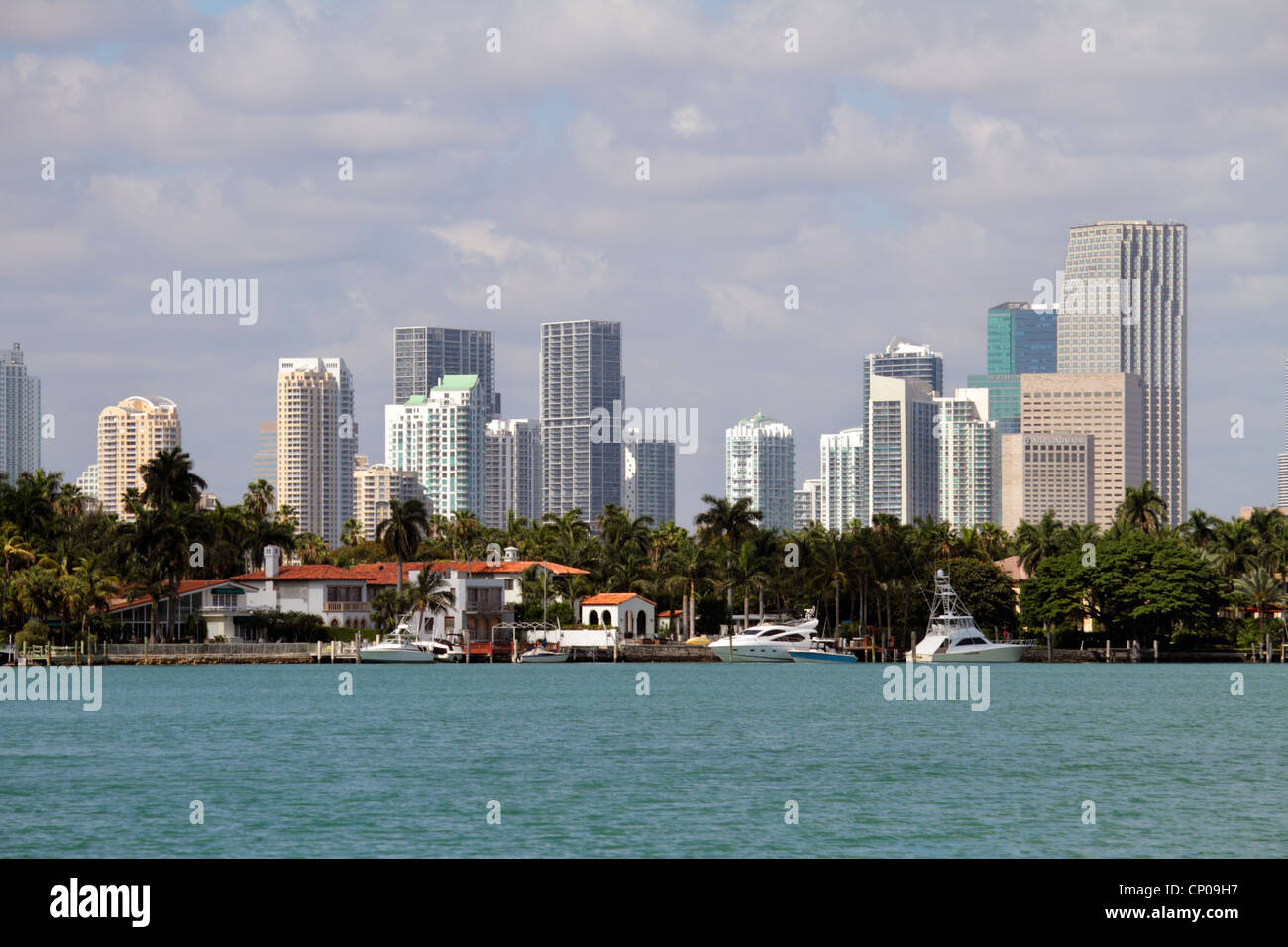 Miami Florida,Biscayne Bay,Hibiscus Island,case,barche,yacht,skyline della citta',edifici per uffici,skyline della citta',alto livello,condominio residenziale ap Foto Stock