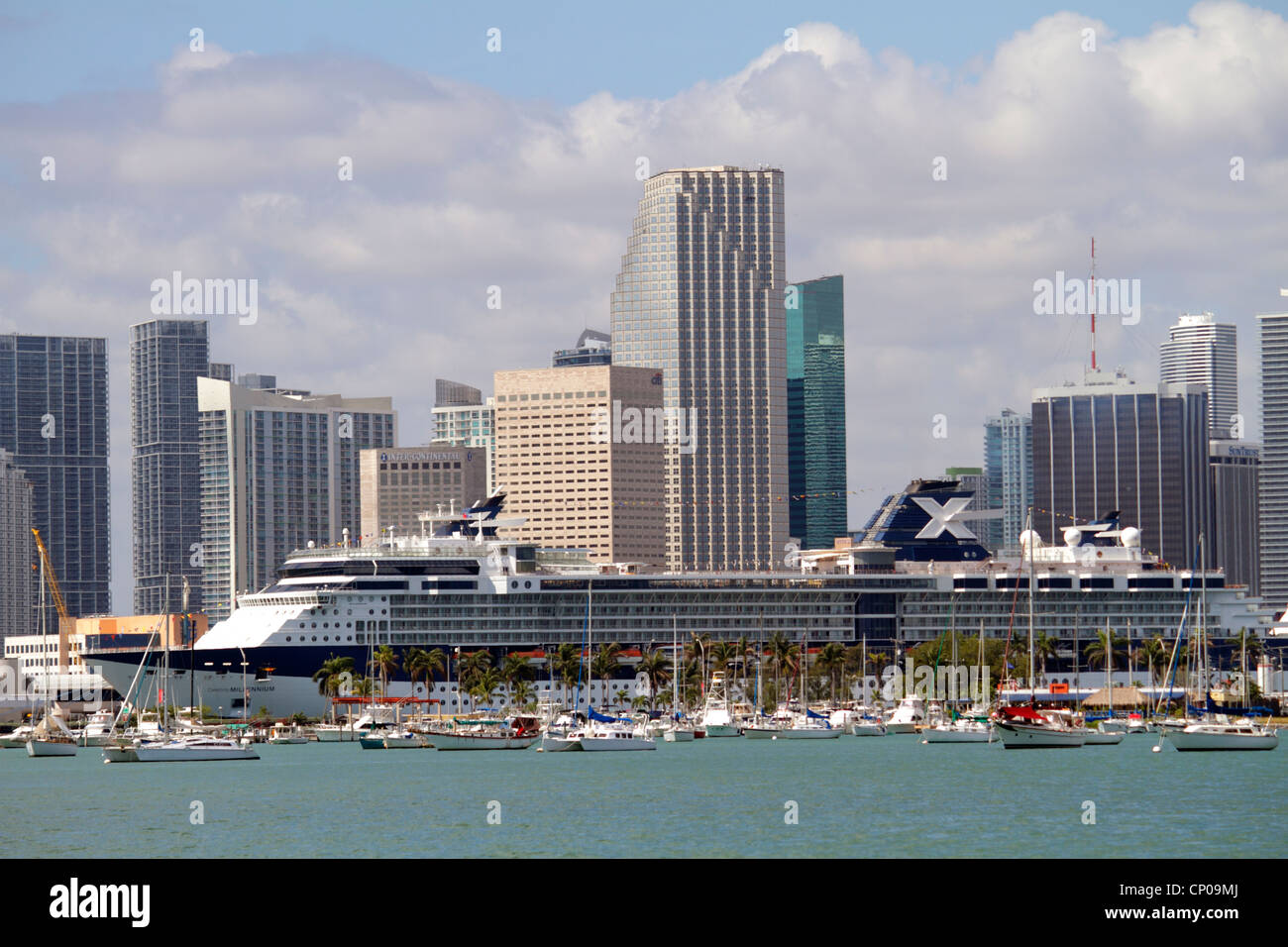 Miami Florida, Biscayne Bay, Celebrity Millennium. Nave da crociera, Celebrity Cruises, Porto di Miami, skyline della città, edifici per uffici, skyline della città, hotel Foto Stock