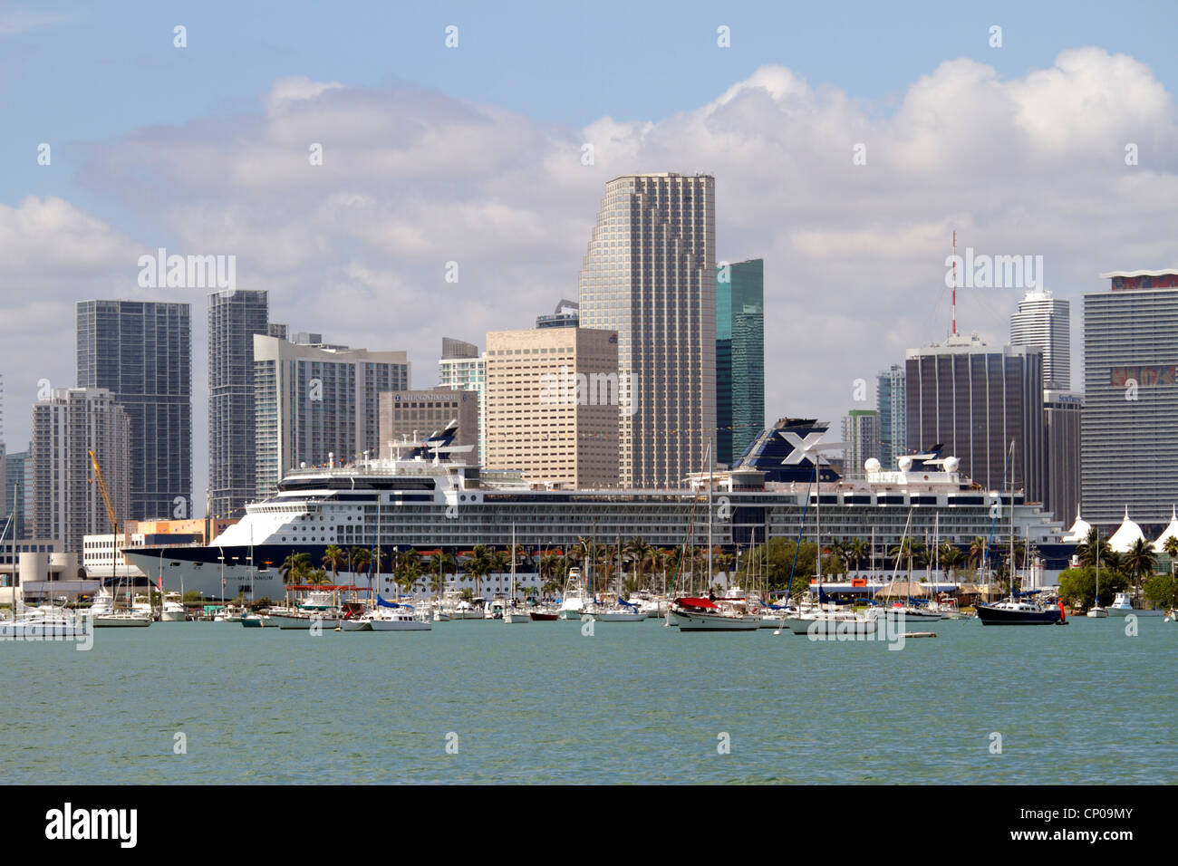 Miami Florida, Biscayne Bay, Celebrity Millennium. Nave da crociera, Celebrity Cruises, Porto di Miami, skyline della città, edifici per uffici, skyline della città, hotel Foto Stock