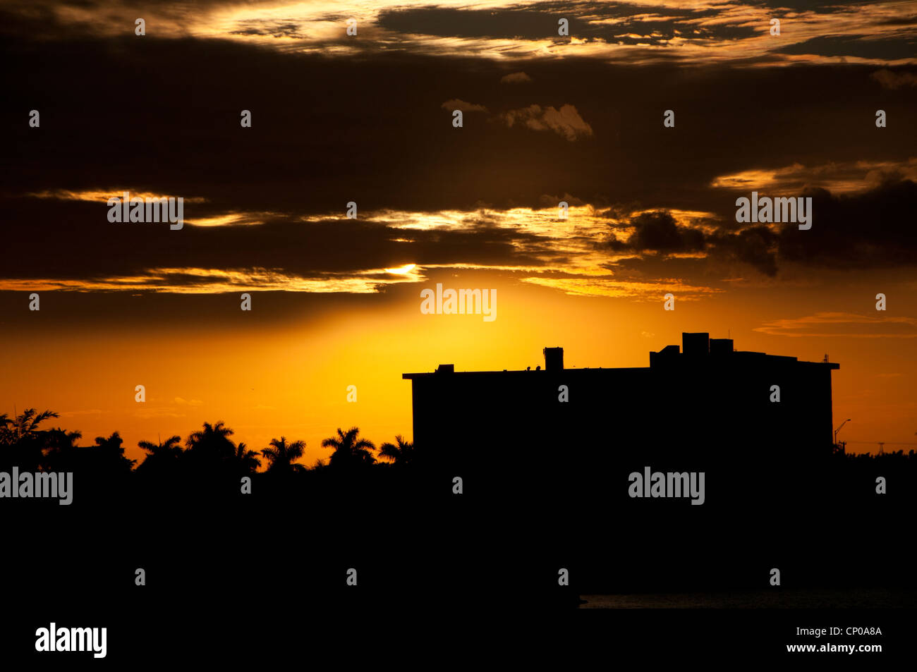 Tramonto su appartamento edificio, Pompano Beach Florida USA Foto Stock