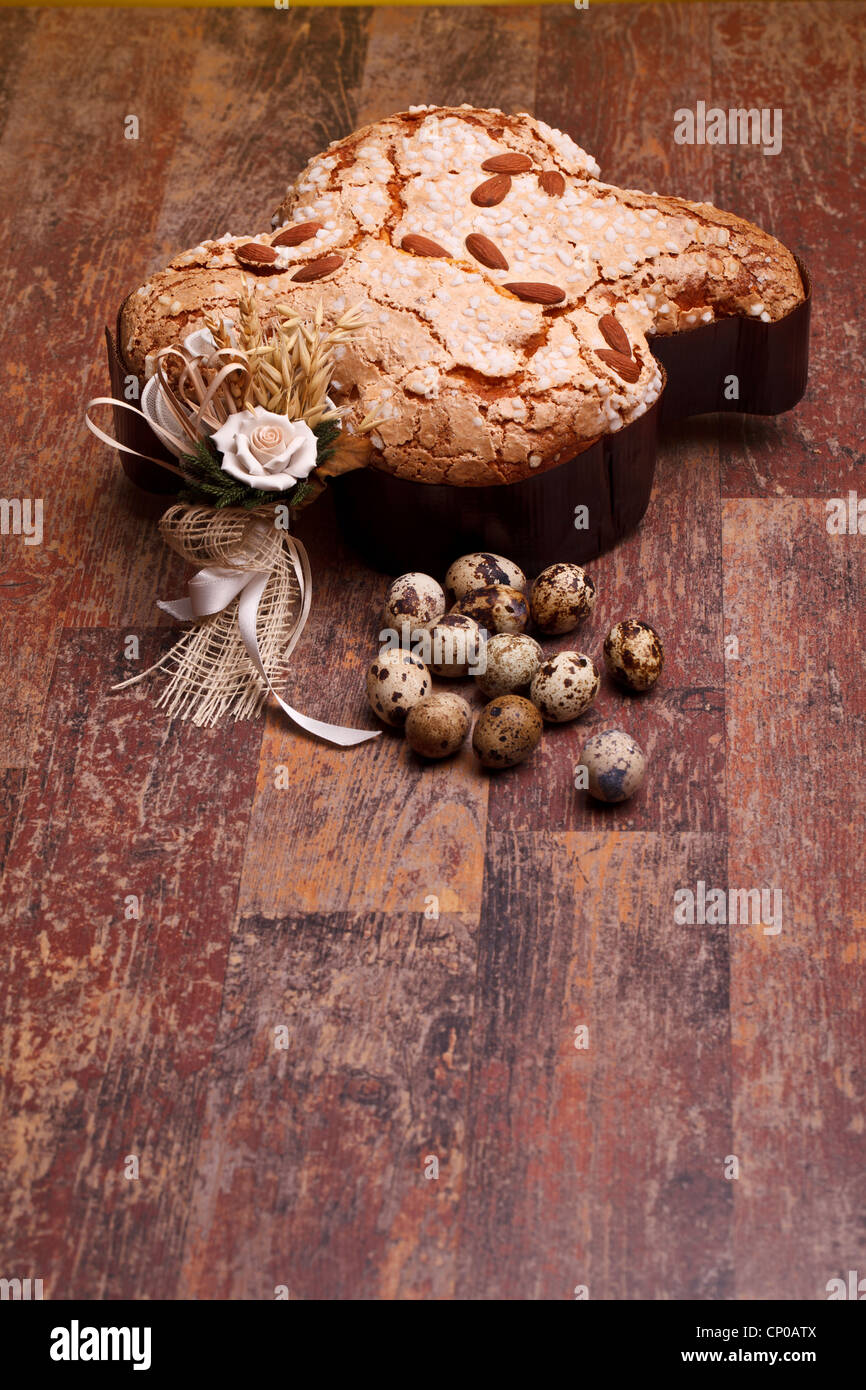 Colomba e uova di quaglia Foto Stock