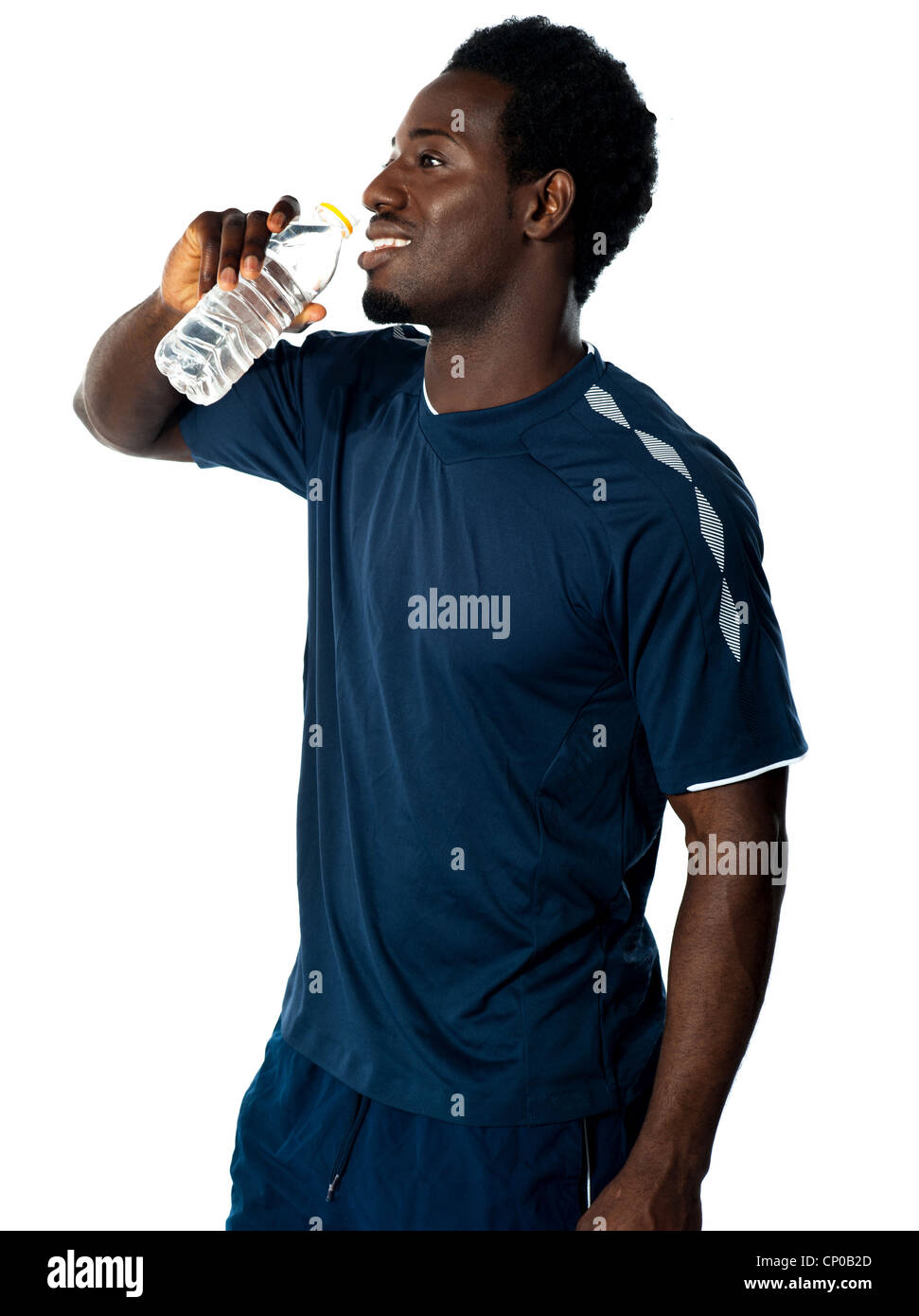 Stanco atleta africana acqua potabile contro uno sfondo bianco Foto Stock