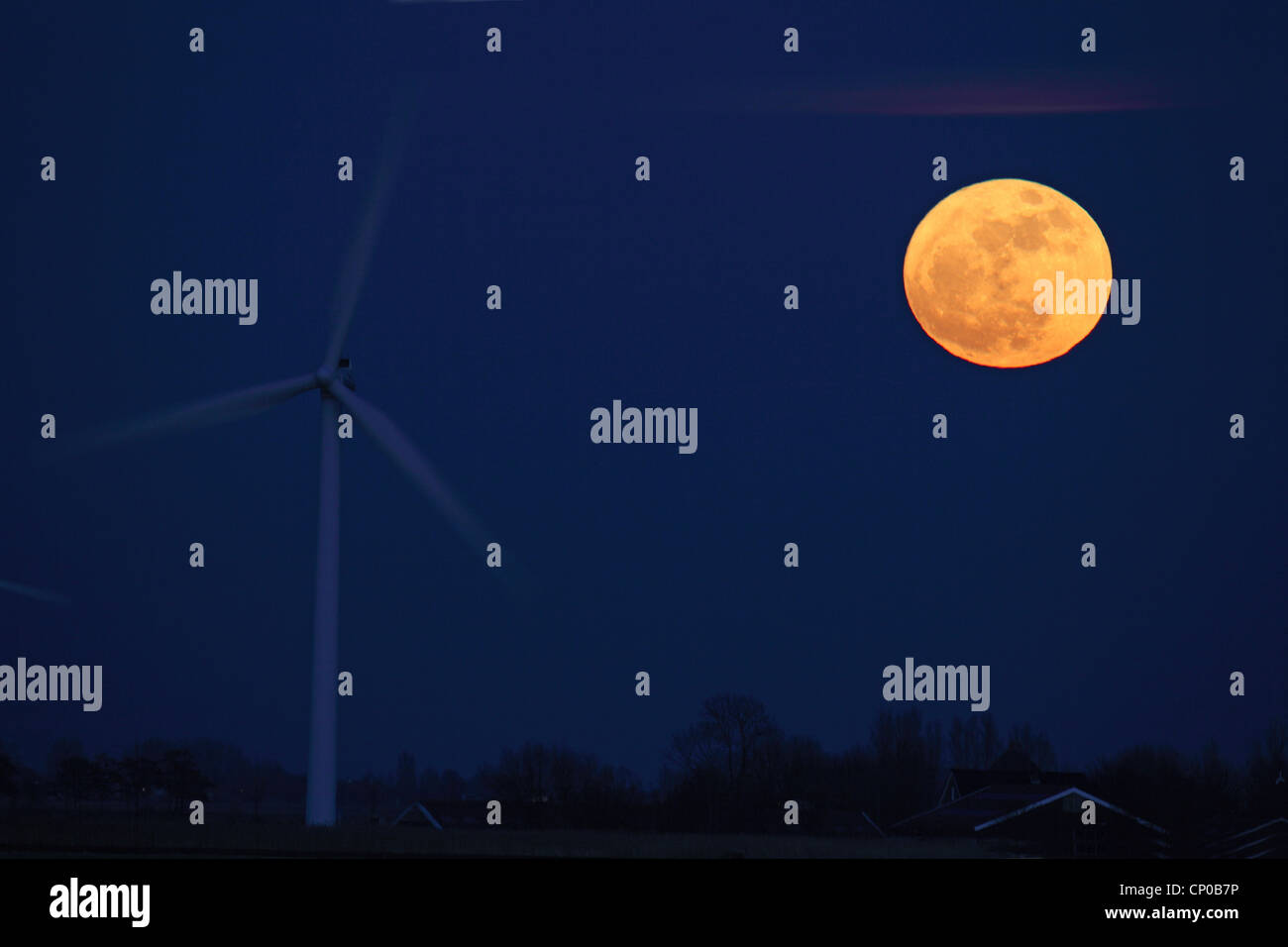 Luna piena e wind power station di notte, Paesi Bassi, Frisia, Cornwerd Foto Stock