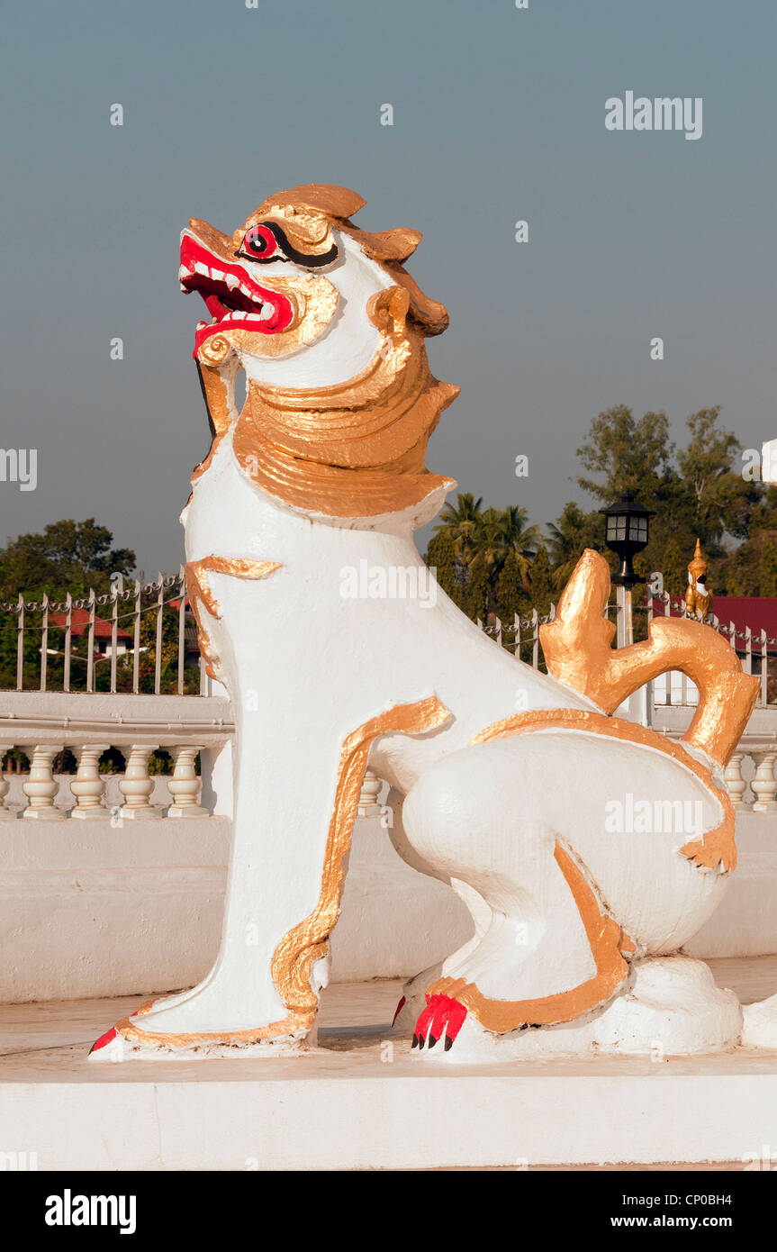 Elk208-3173v Thailandia, Mae Hong Son, Wat Jong Klang, guardian lion figura Foto Stock