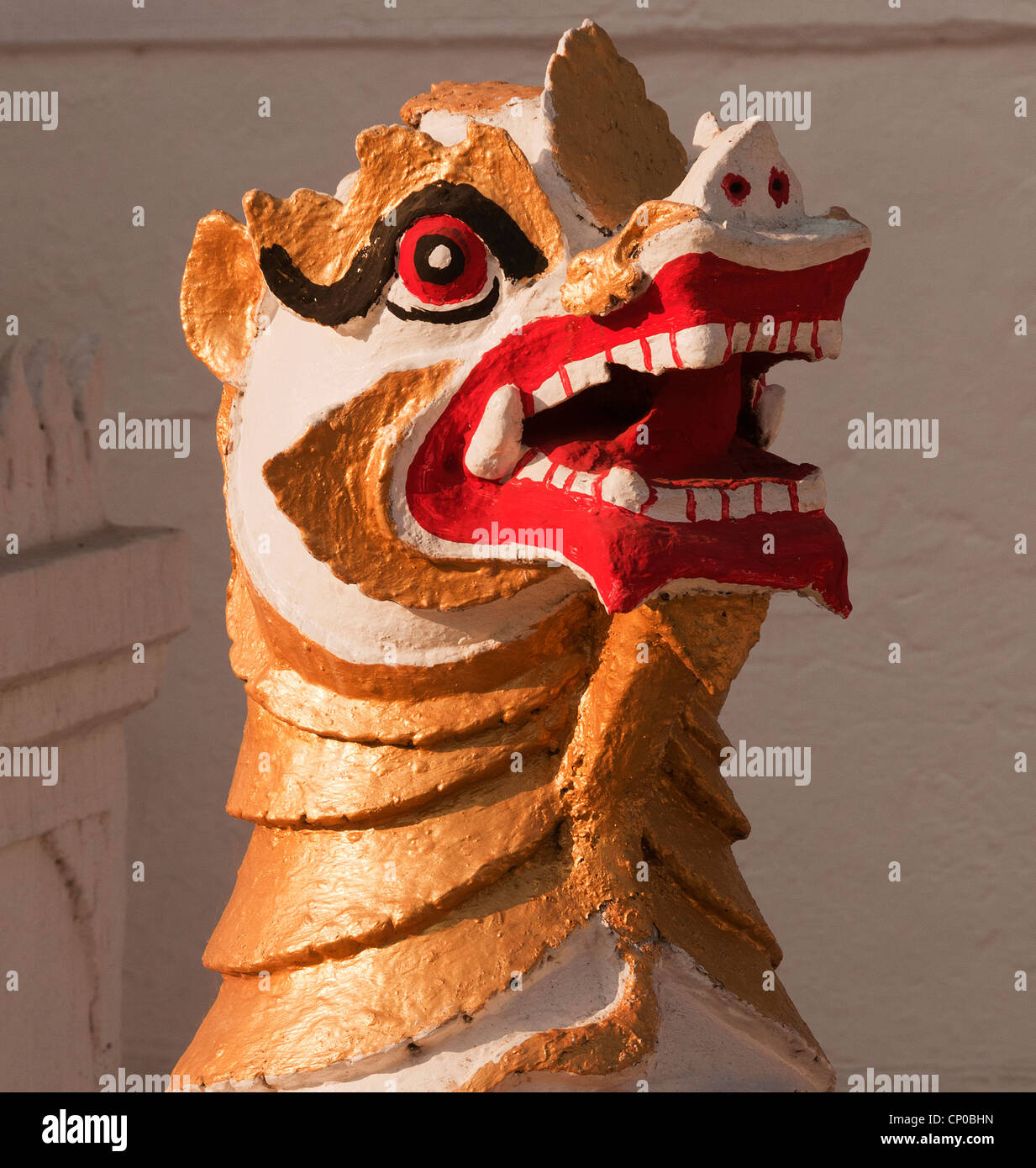 Elk208-3174v Thailandia, Mae Hong Son, Wat Jong Klang, guardian lion figura Foto Stock