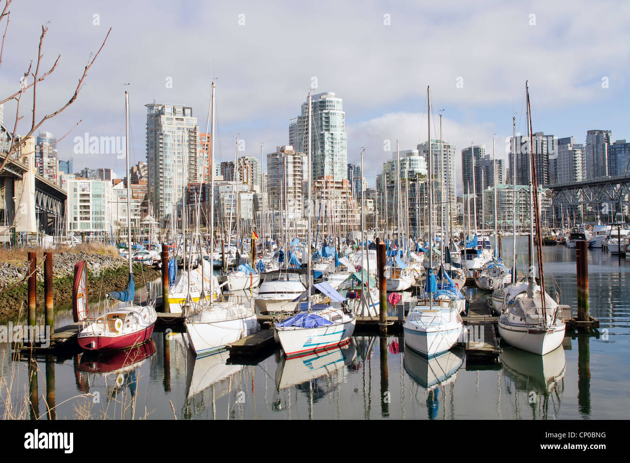 Yacht ormeggiati a Marina e condomini a Granville Island Bridge Vancouver BC Canada Foto Stock