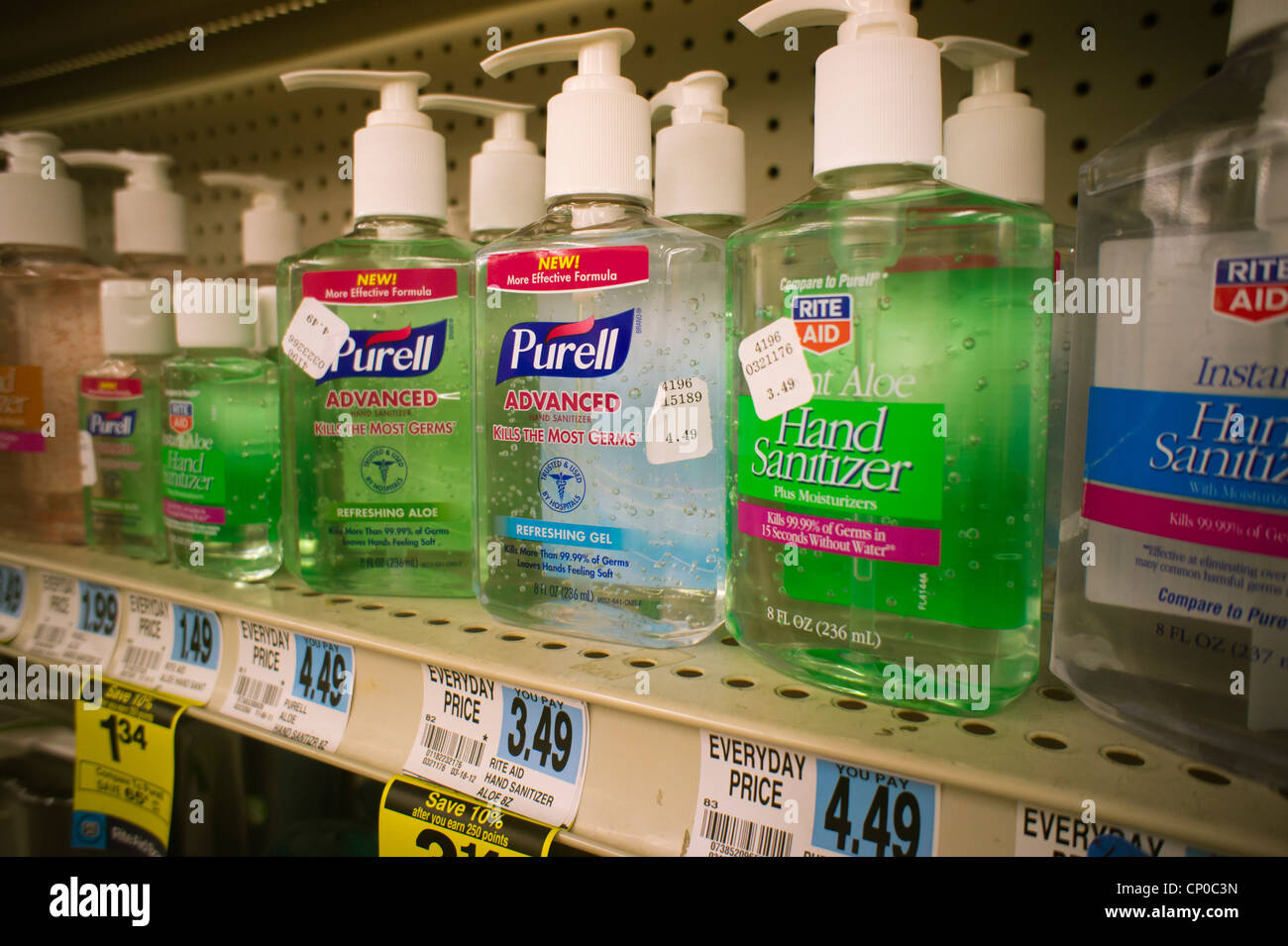 Contenitori di sapone a mano contenenti alcole sono visti su un drugstore ripiano in New York Foto Stock