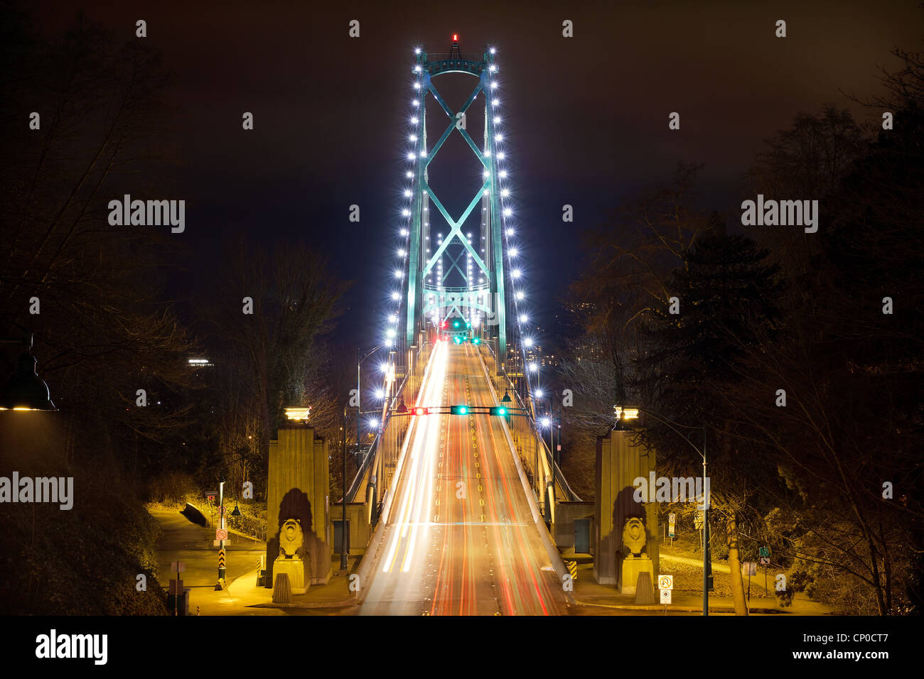 Ponte Lions Gate ingresso in Vancouver BC Canada di notte Foto Stock