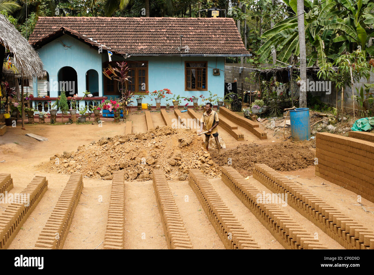L'uomo facendo mattoni di fango, Sri Lanka Foto Stock