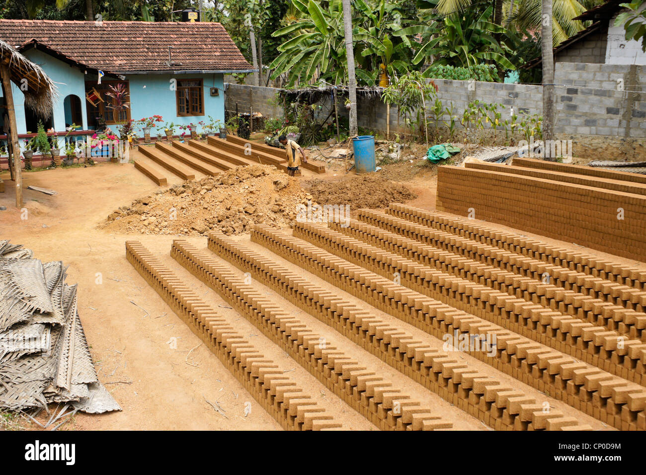 L'uomo facendo mattoni di fango, Sri Lanka Foto Stock
