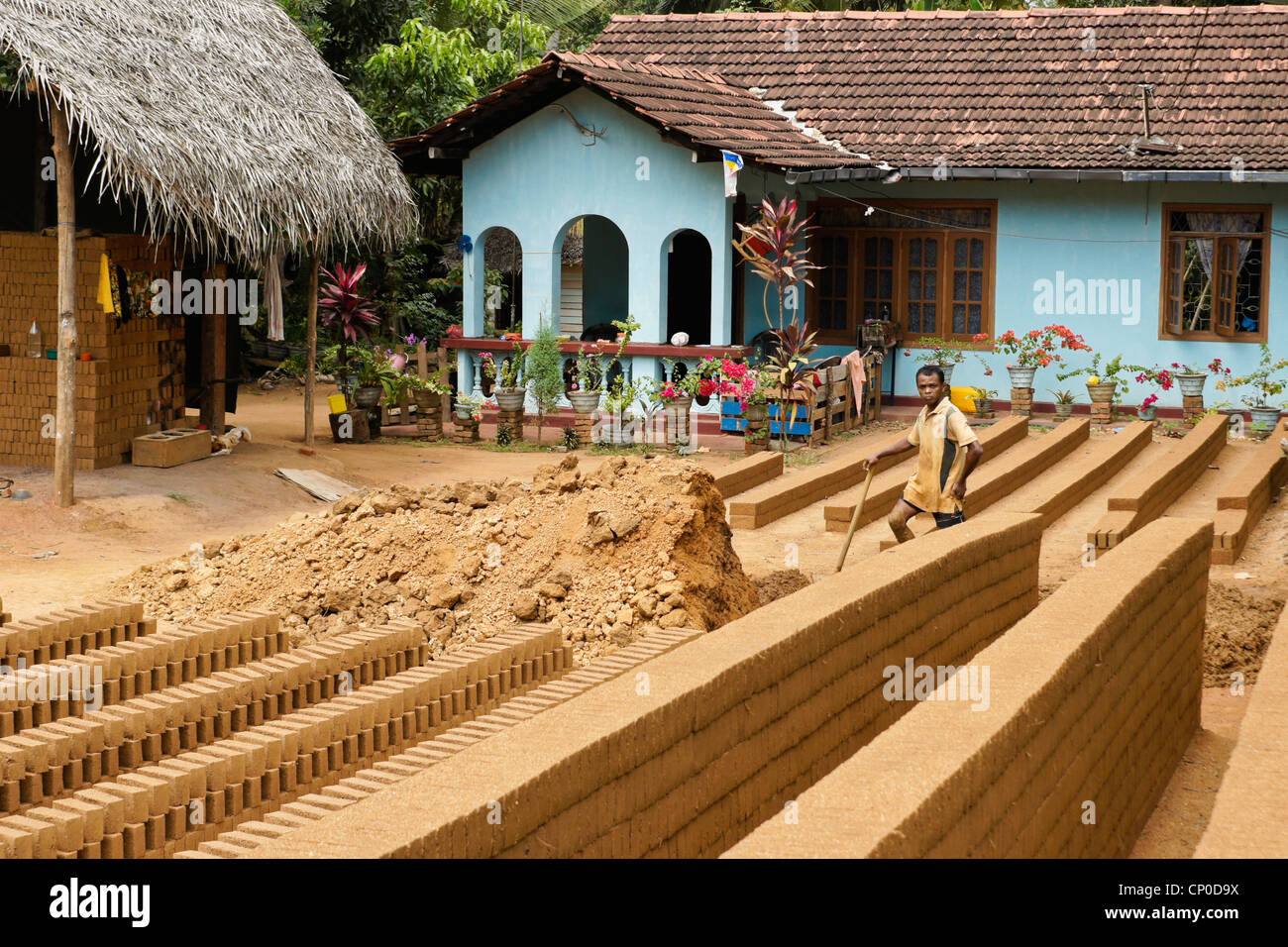 L'uomo facendo mattoni di fango, Sri Lanka Foto Stock