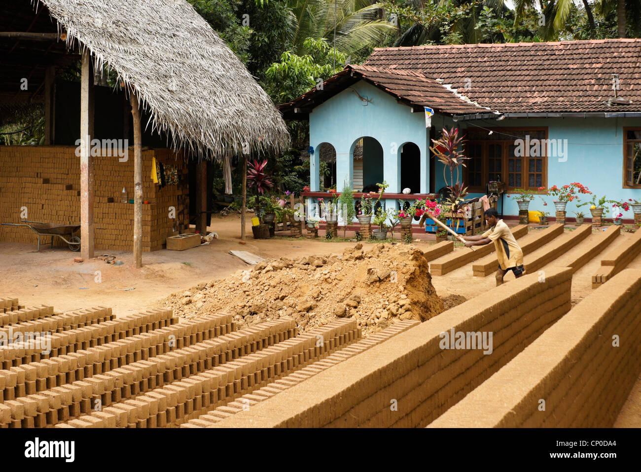 L'uomo facendo mattoni di fango, Sri Lanka Foto Stock