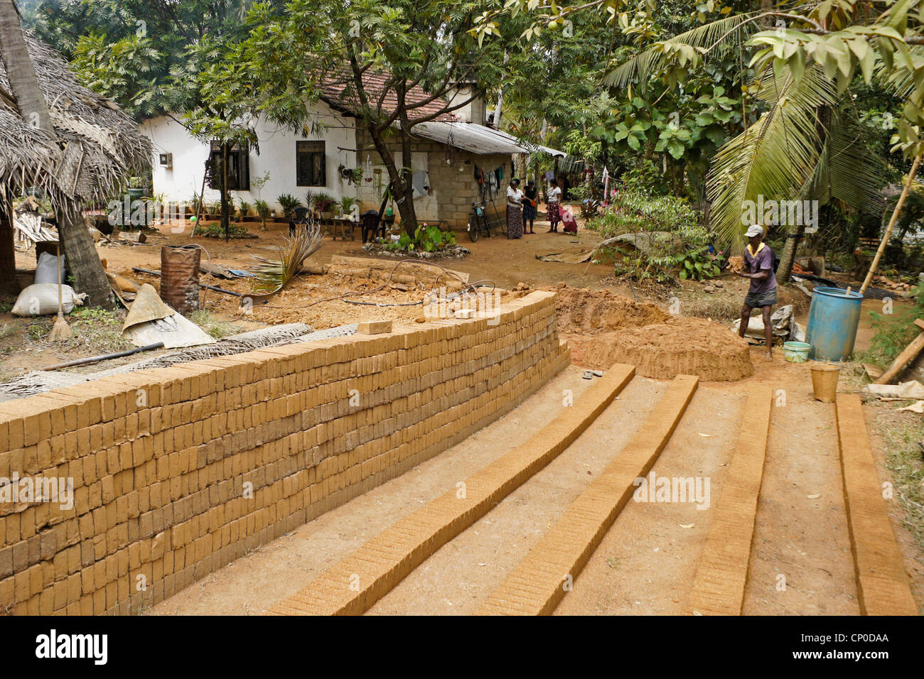 L'uomo facendo mattoni di fango, Sri Lanka Foto Stock