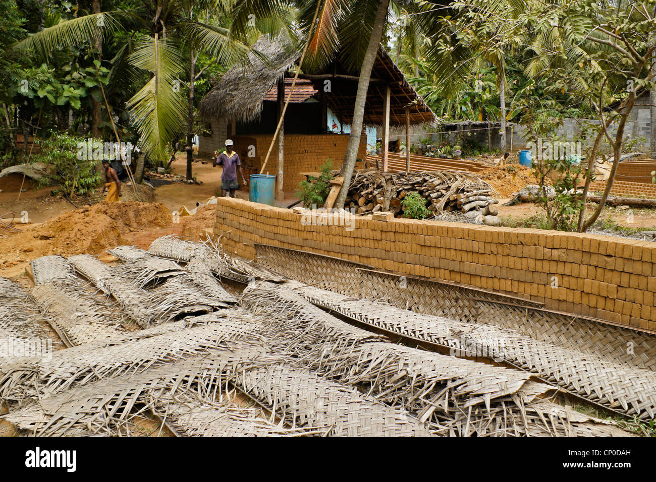L'uomo facendo mattoni di fango, Sri Lanka Foto Stock