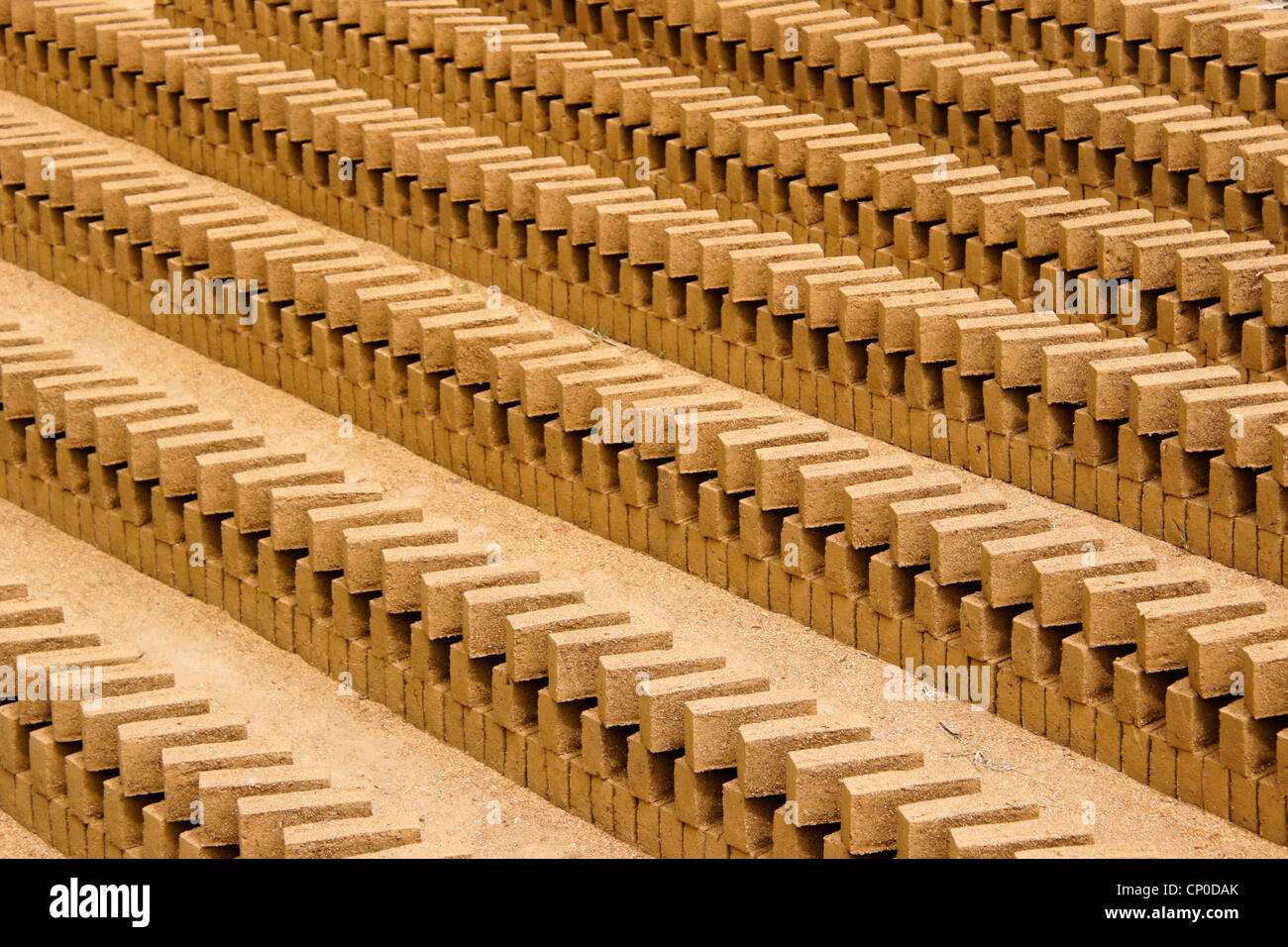 Mattoni di fango essiccamento in sun, Sri Lanka Foto Stock