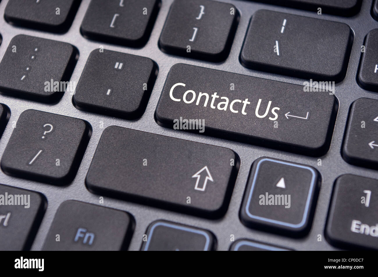 Un 'Contattaci' messaggio sul tasto Invio della tastiera, per le comunicazioni in linea. Foto Stock