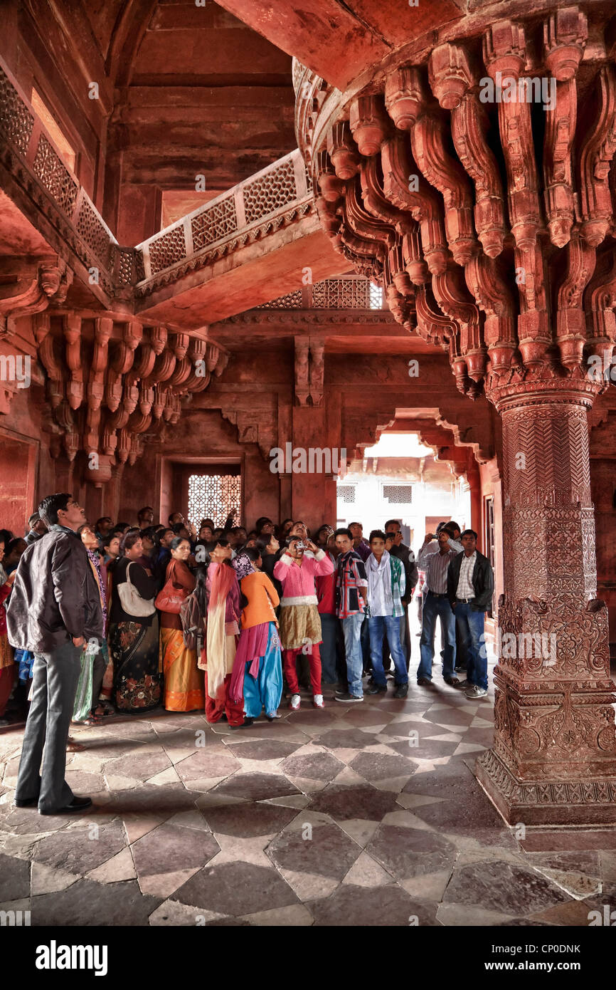 Fatehpur Sikri, Uttar Pradesh, India. Turisti indiano la visualizzazione del trono pilastro nel Diwan-i-Khas (Hall di pubblico privato). Foto Stock