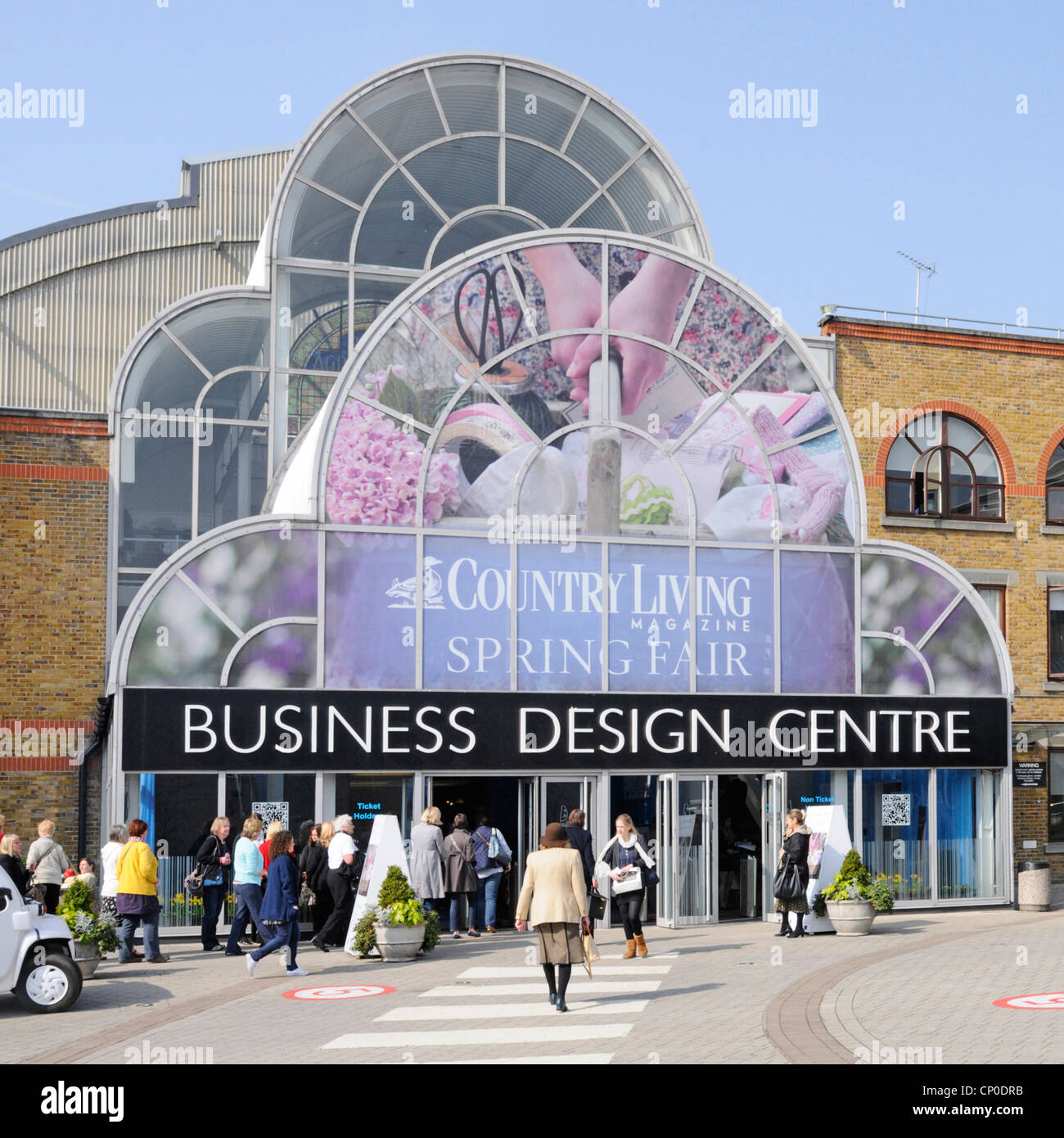 I visitatori che arrivano al Country Living magazine Fiera di primavera che si svolge presso il Business Design Centre e sede espositiva di Islington Londra Inghilterra REGNO UNITO Foto Stock