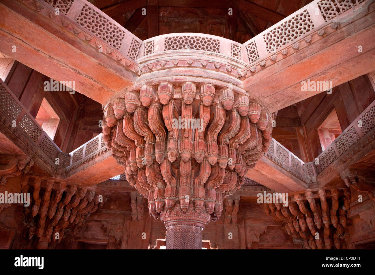 Fatehpur Sikri, Uttar Pradesh, India. Il Trono pilastro nel Diwan-i-Khas (Hall di pubblico privato). Foto Stock