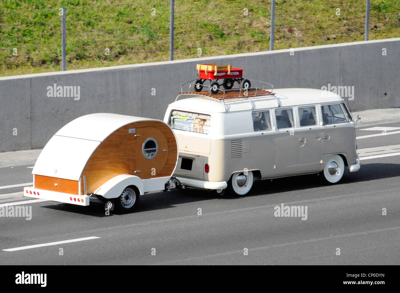 VW RV motorhome caravan con il portabagagli per tetto lacrima di traino  Micro tipo di rimorchio camper caravan lungo M25 Autostrada Essex England  Regno Unito Foto stock - Alamy