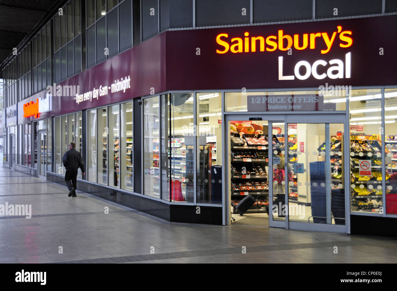 La mattina presto vista di Sainsburys supermercato locale convenience store negozio di fronte adiacente alla stazione di Euston station Londra Inghilterra REGNO UNITO Foto Stock