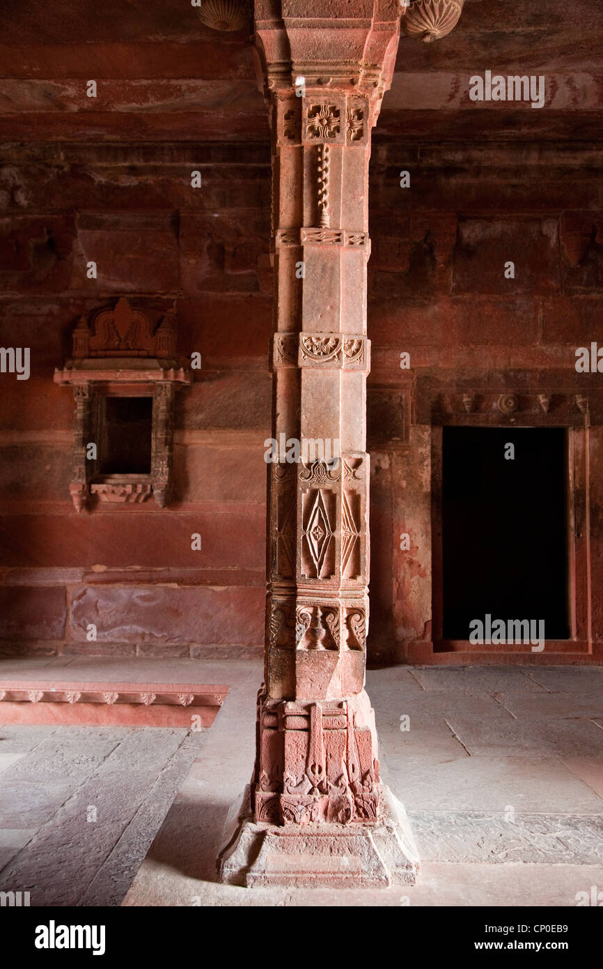 Fatehpur Sikri, India. Motivi indù sulla colonna all'interno di ingresso Jodhbai's Palace, residenza dell'Imperatore Senior mogli. Foto Stock