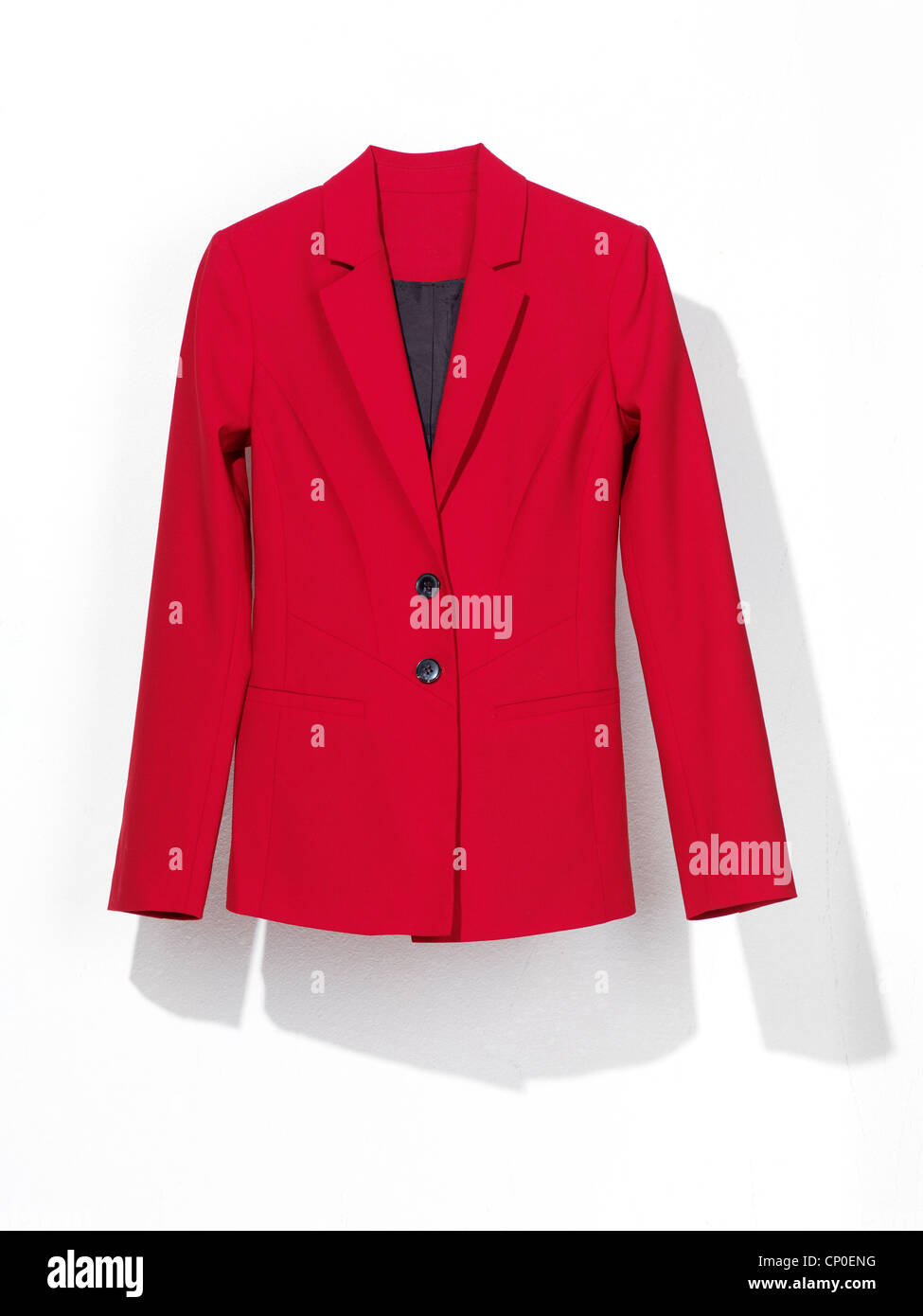 Red womens suit coat isolato su sfondo bianco Foto Stock