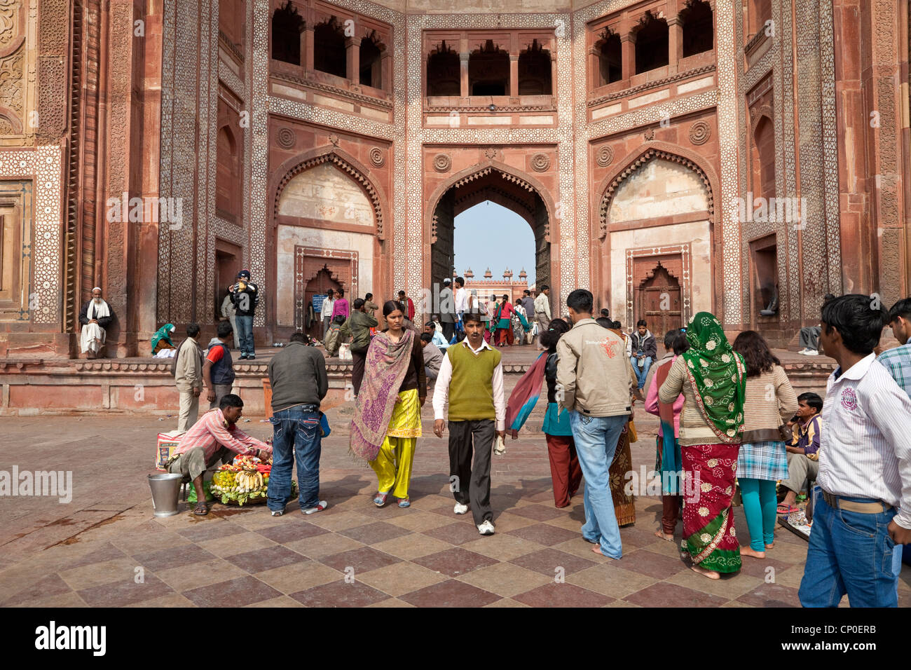 Fatehpur Sikri, India. I turisti e i fornitori a Buland Darwaza (Porta grande) della Jama Masjid (Dargah Moschea), finito 1576. Foto Stock