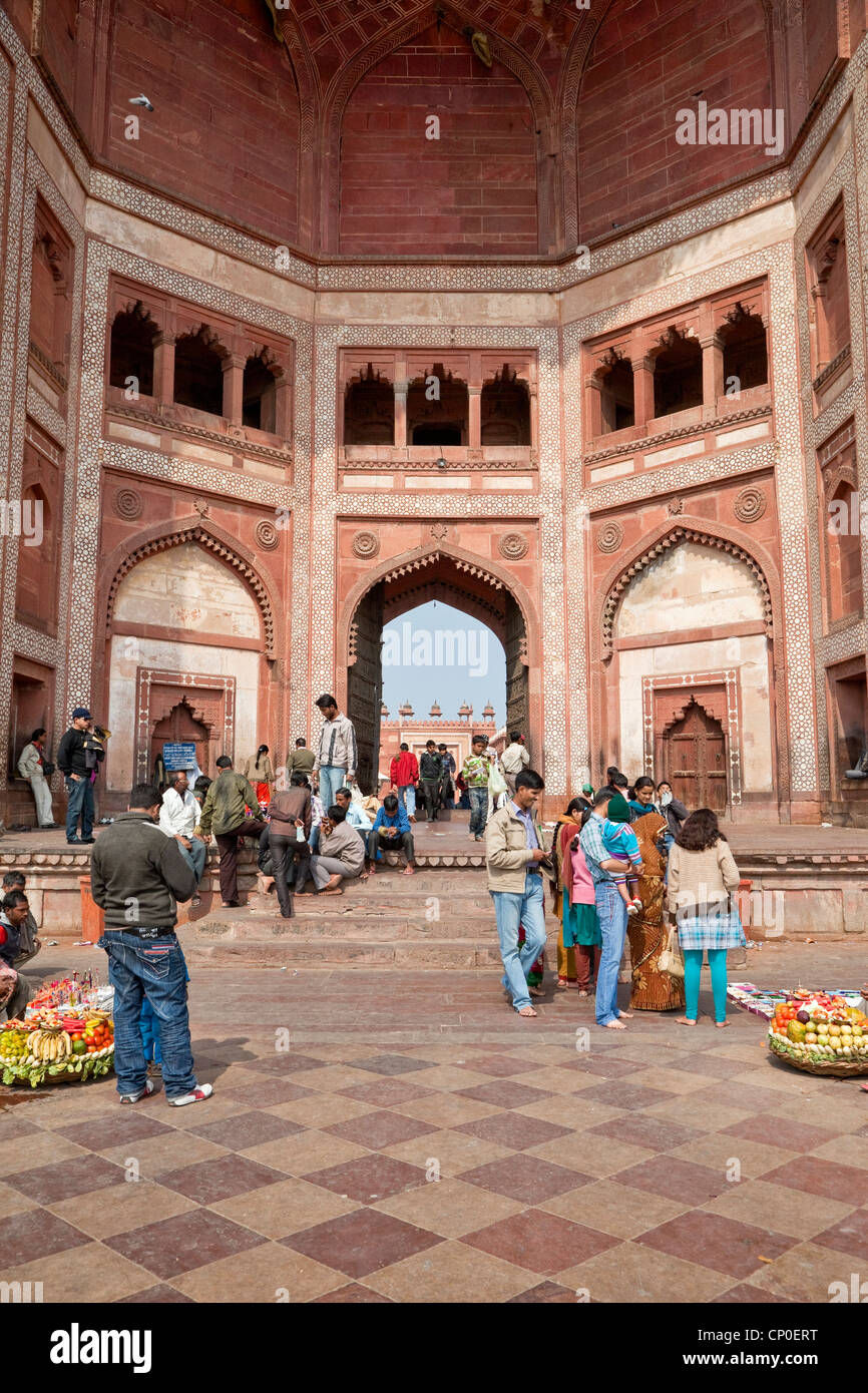 Fatehpur Sikri, India. I turisti e i fornitori a Buland Darwaza (Porta grande) della Jama Masjid (Dargah Moschea), finito 1576. Foto Stock