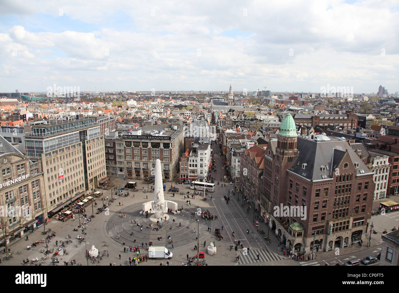 Paesi Bassi. Amsterdam. Il monumento nazionale di II Guerra Mondiale monumento sulla Piazza Dam Foto Stock