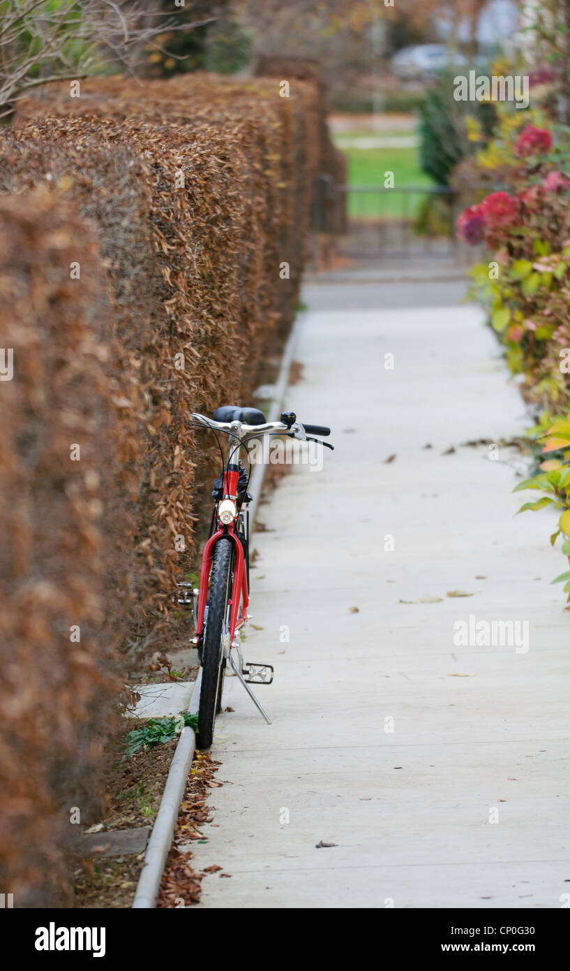 Lone bicicletta parcheggiata in un piccolo percorso. Foto Stock