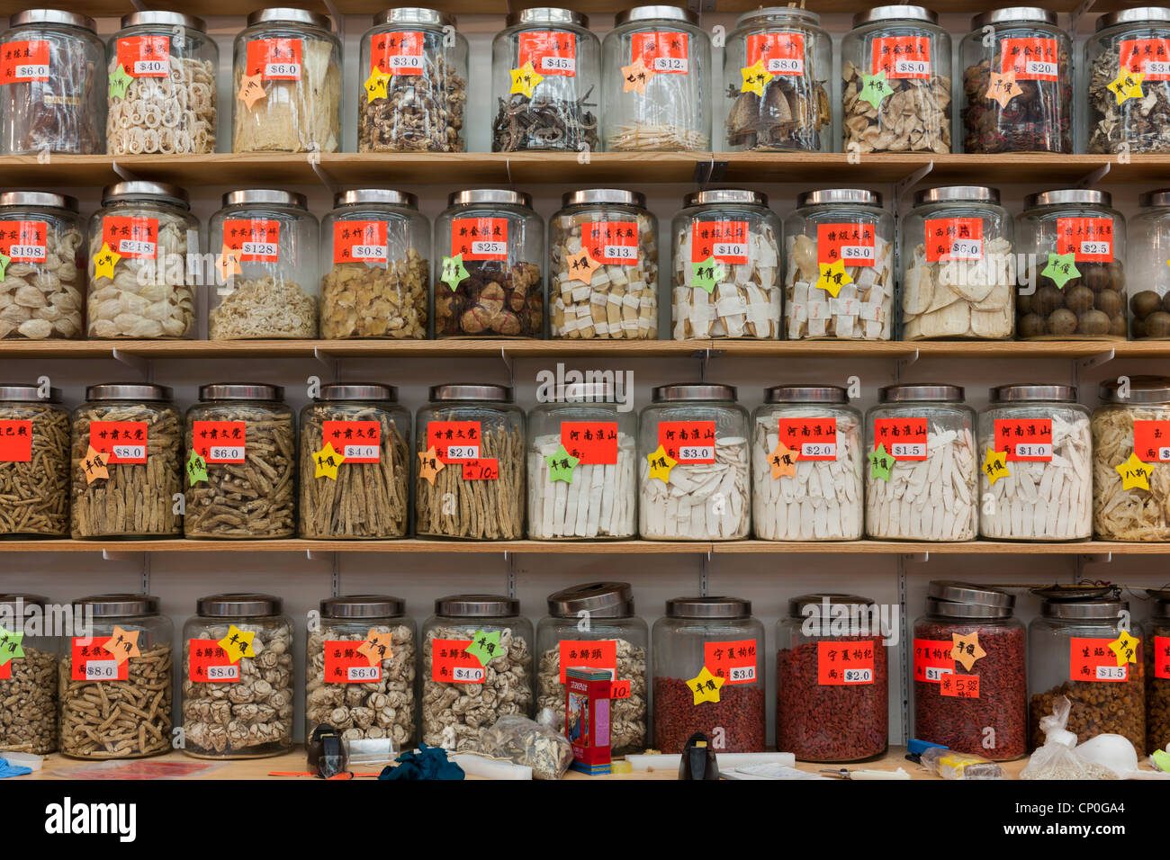 Chinese medicine a base di erbe in vasetti di vetro sui ripiani Foto Stock