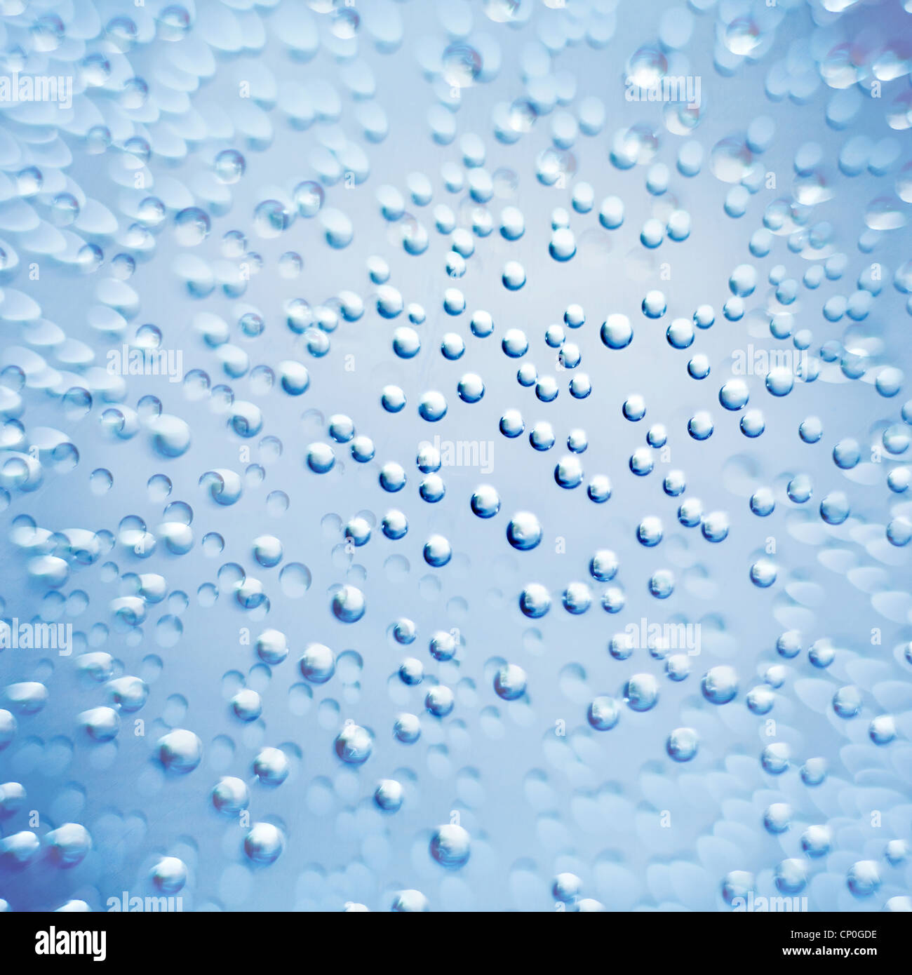 Spostando le bolle di aria nel liquido trasparente Foto Stock