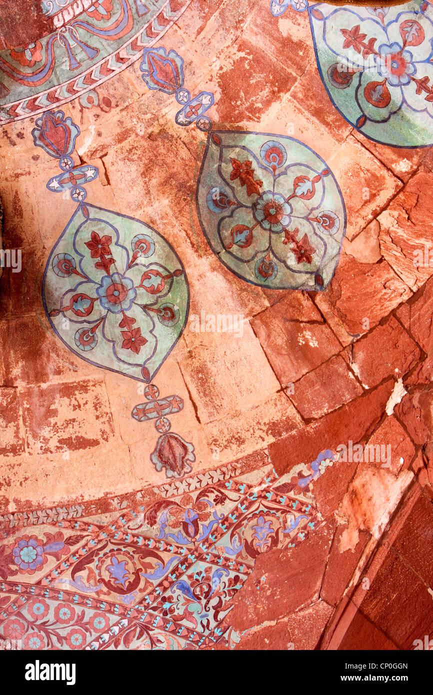 Fatehpur Sikri, India. Dipinto di decorazione floreale sul soffitto di ingresso alla sala di preghiera della Jama Masjid (Dargah moschea). Foto Stock
