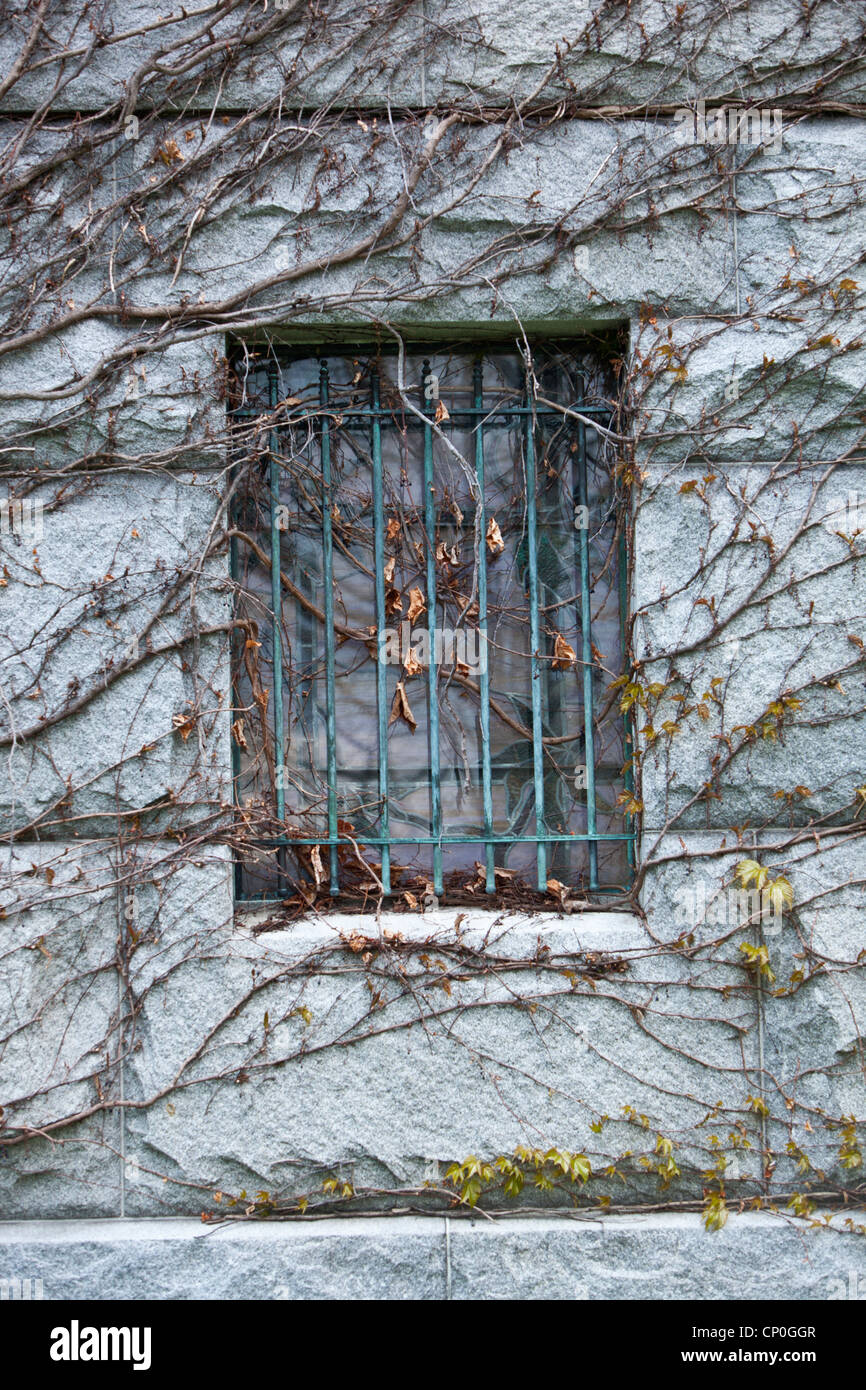 Cripta dettagli dalla prima storica Chiesa congregazionale cimitero in Bennington, Vermont, USA Foto Stock