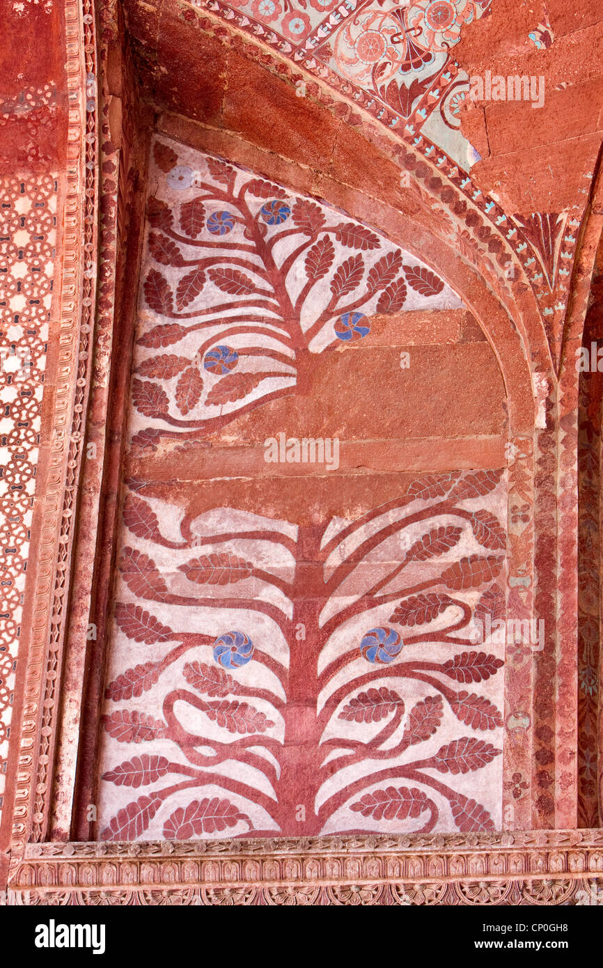 Fatehpur Sikri, India. Dipinto di decorazione floreale all'interno dell'ingresso alla sala di preghiera della Jama Masjid (Dargah moschea). Foto Stock