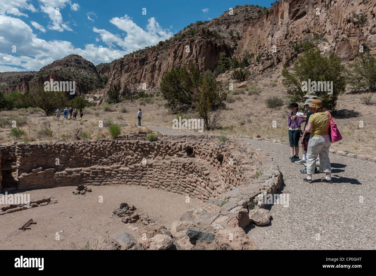 I resti di un villaggio di Tyuonyi pueblo, il Monumento Nazionale di Bandelier. Nuovo Messico. STATI UNITI Foto Stock