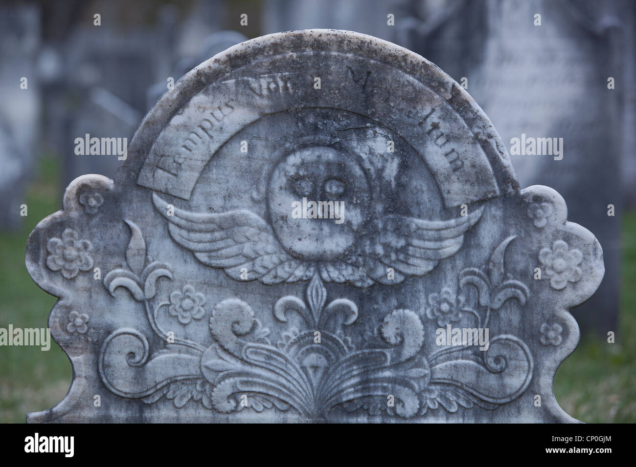 Headstone dettagli dalla prima storica Chiesa congregazionale cimitero in Bennington, Vermont, USA Foto Stock