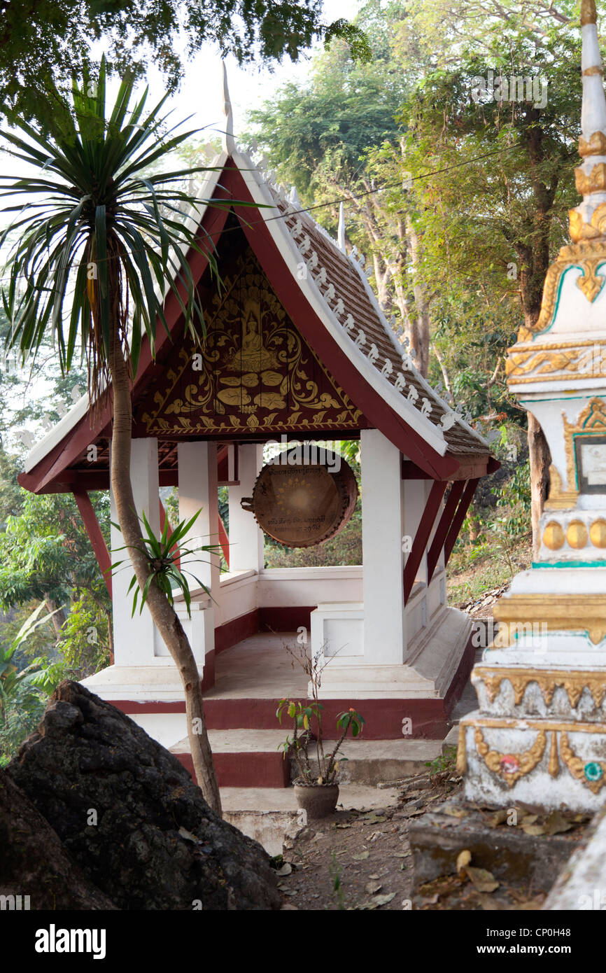 Il gong rifugio di un tempio sulla strada per il Monte Phu Si vertice, a Luang Prabang (Laos) Abri d'onu gong de tempio et gong (Laos). Foto Stock