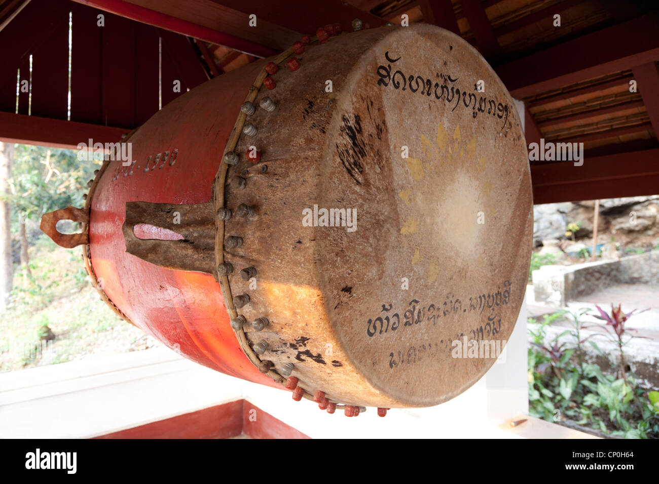 Il gong di un tempio sulla strada per il Monte Phu Si vertice, a Luang Prabang. Gong de tempio sur le chemin d'accès au Mont Phu Si. Foto Stock