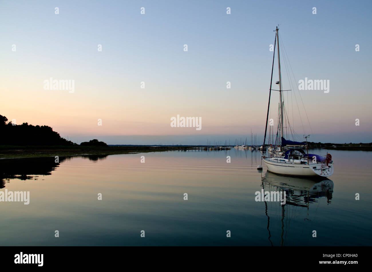 Tramonto nel tranquillo ancoraggio di Newtown Creek, Isola di Wight Foto Stock