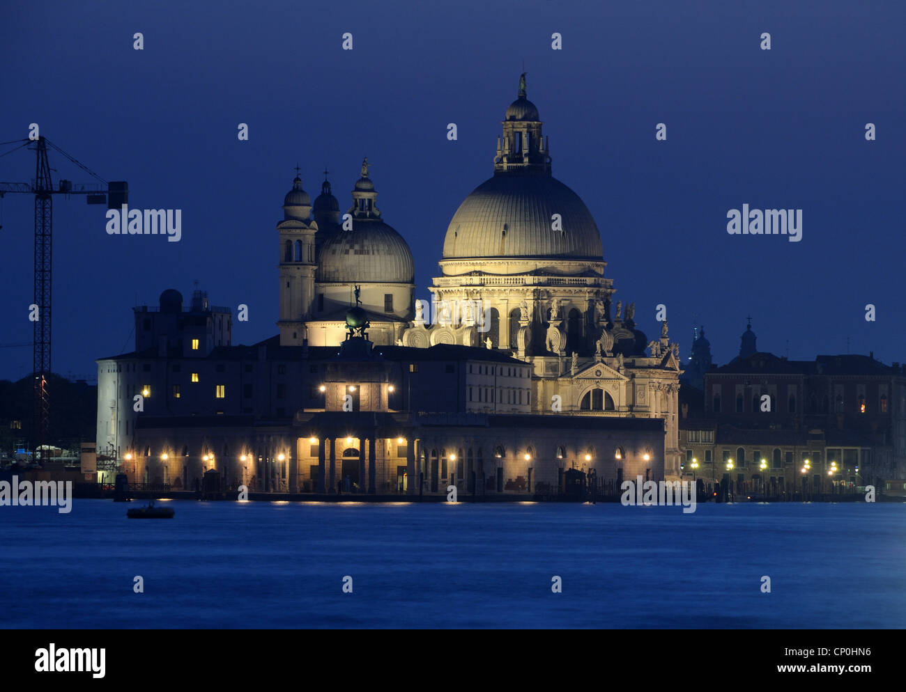 Una vista serale della Basilica di Santa Maria della Salute a Venezia, Veneto, Italia Foto Stock