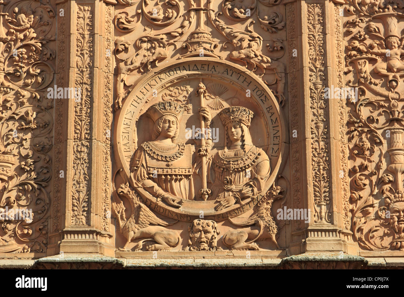 Università di Salamanca - Dettaglio con un medaglione rappresentante i re cattolici Foto Stock