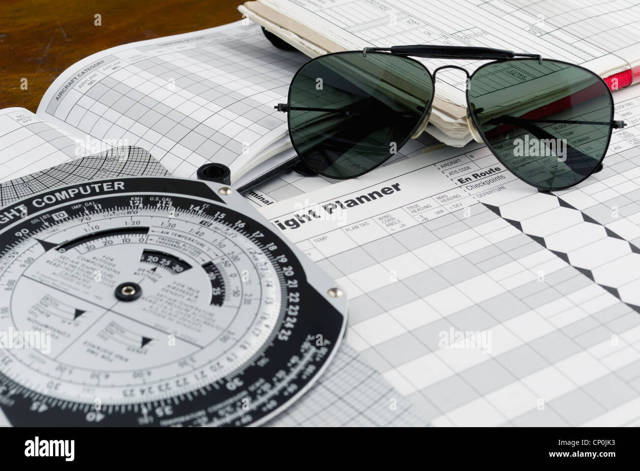 Stile pilota di occhiali da sole su un piano di volo cartaceo Foto Stock