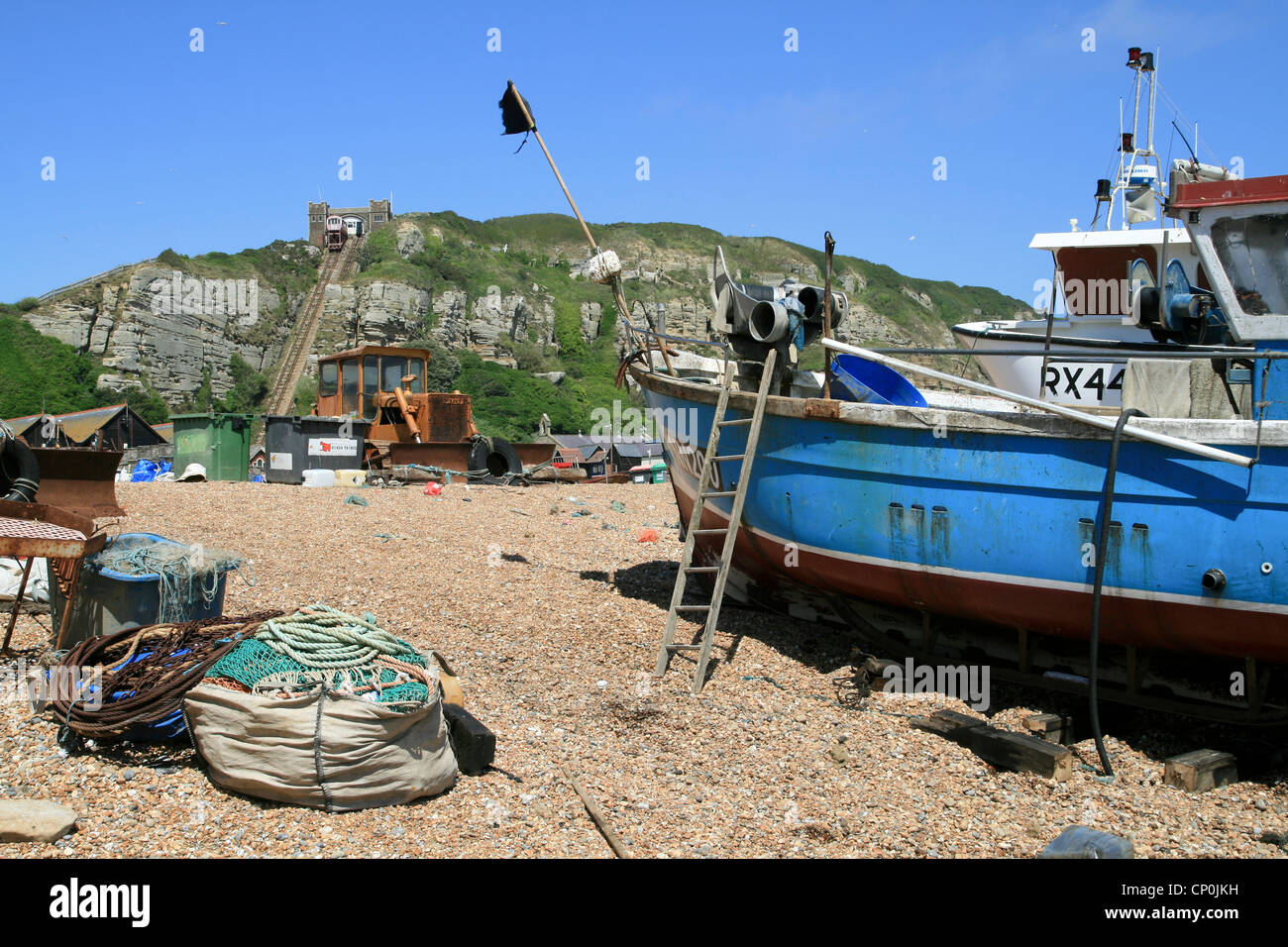 Barca da pesca e scogliere Hastings East Sussex England Regno Unito Foto Stock