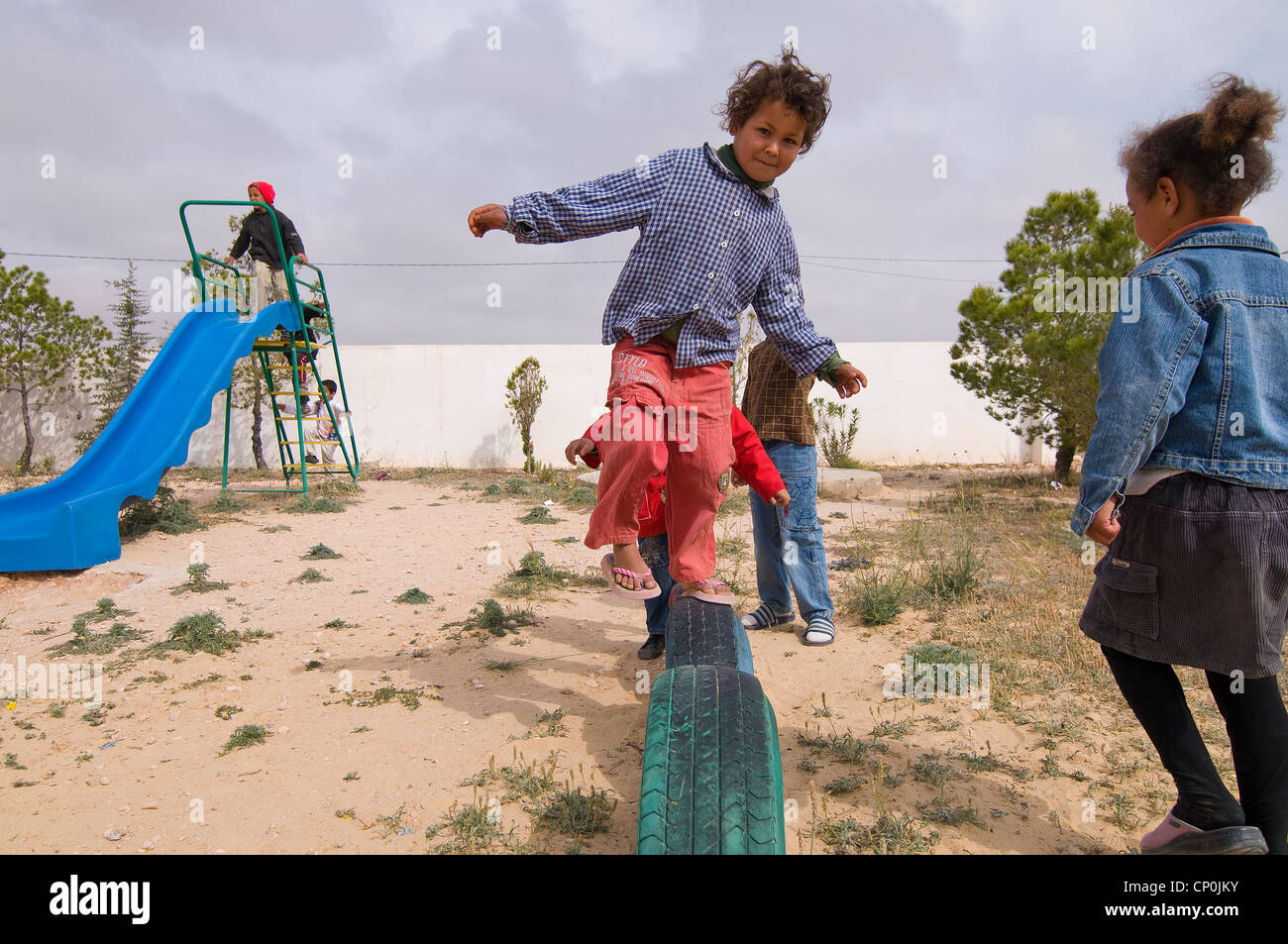 Intorno a Sidi Bouzid sono molti piccoli villaggi. Quasi tutti i bambini frequentano la scuola, anche nelle zone rurali. Co-educazione è la norma. Foto Stock