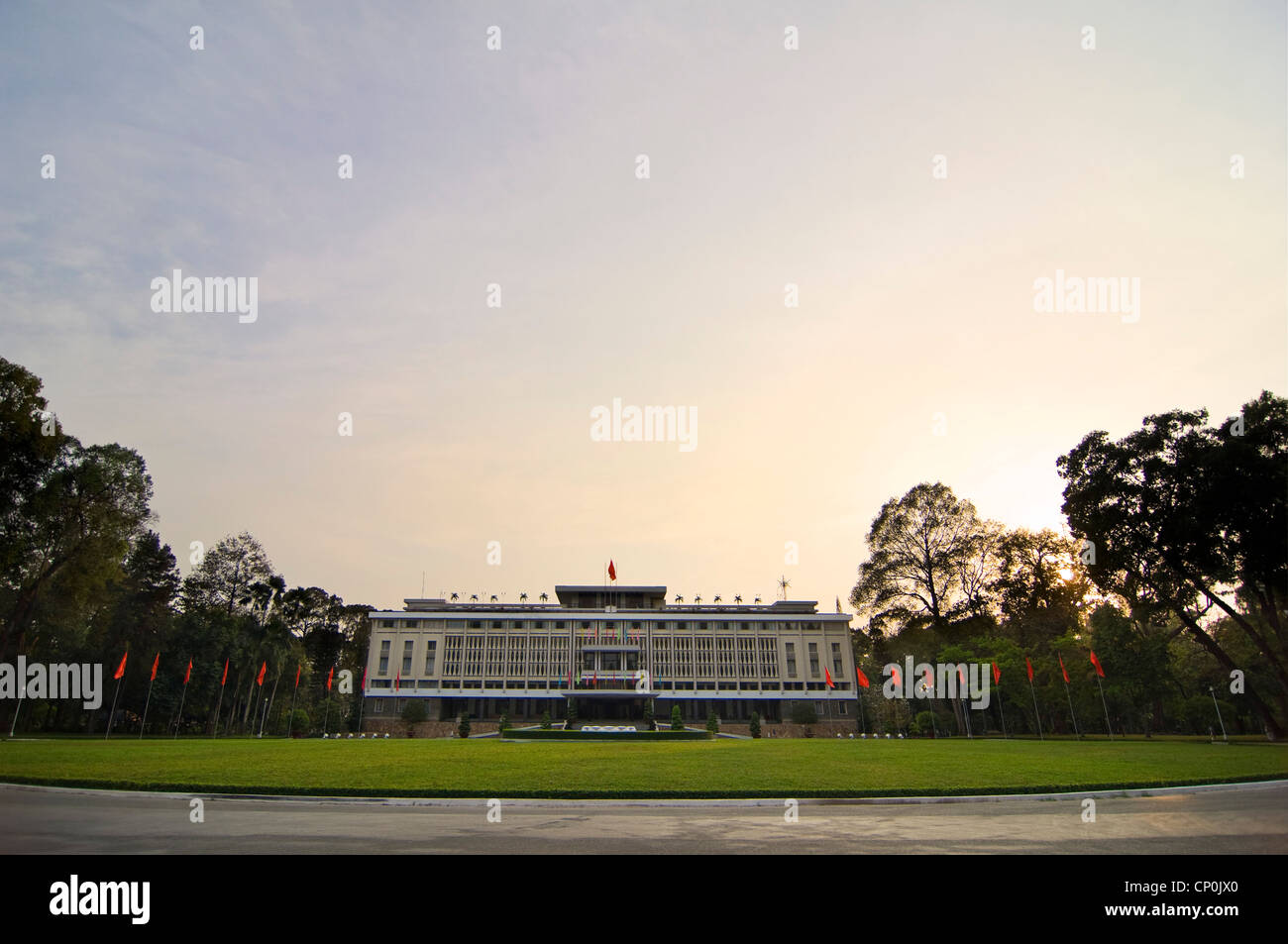 In orizzontale ampia angolazione della parte esterna del Palazzo della Riunificazione o Hall, Dinh Thống Nhất, nella città di Ho Chi Minh, Vietnam. Foto Stock