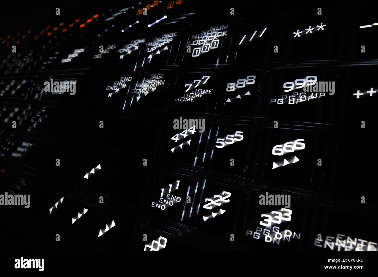 Calcolatore nero con tastiera illuminata sfocate retroilluminato con numeri bianchi su tasti Foto Stock
